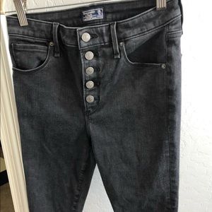 Distressed skinny jeans